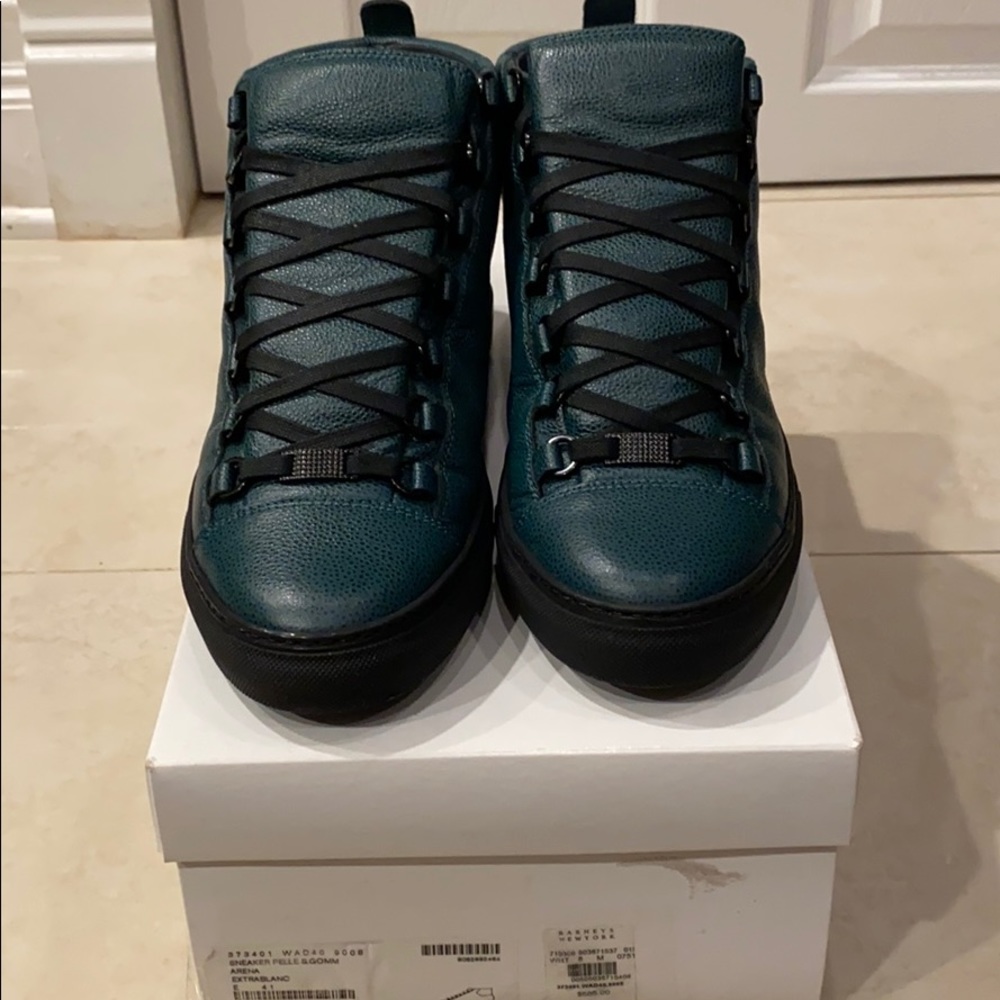 100% authentic Balenciaga Sting Ray Green